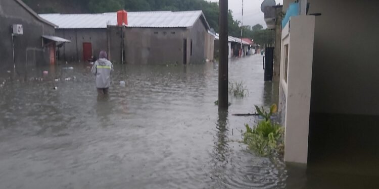 Banjir Melanda Perumahan Babana Permai, Warga Di Haruskan Mengunsi.