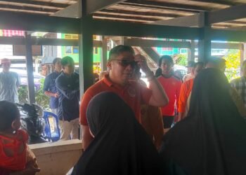 Pembina Peramuka Barru Bersama PLTU Bawa Salo Memberikan Bantuan Sembako di Desa Lampoko.