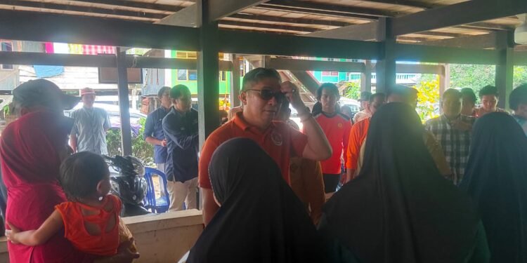 Pembina Peramuka Barru Bersama PLTU Bawa Salo Memberikan Bantuan Sembako di Desa Lampoko.