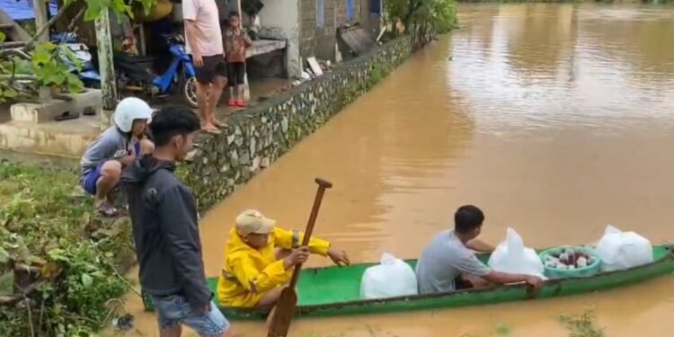ITR dan IRF Perduli dan Berbagi terhadap Korban Bencana Banjir.