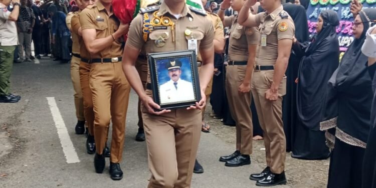 Plh Sekda Barru A. Sarifuddin, S.IP., MSi, Melepas Jenazah Mantan Camat Balusu, Camat Barru, Sukardy B. Mangkana