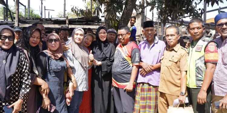 Andi Ina Kartika Sari Salurkan Bantuan untuk Korban Kebakaran di Madello, Kecamatan Balusu