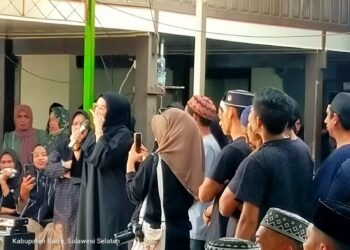 Pelepasan Jenazah Hj. Karmila Istri H. Safri Oleh Andi Ina Kartikasari dan Abustan Andi Bintang