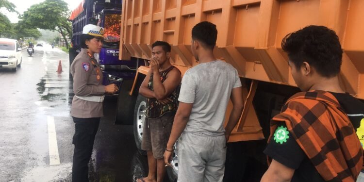 Mobil Truk Parkir Sembarangan, Kasat Lantas Polres Barru Turun Lansung Ke Lokasi Beri Pengarahan
