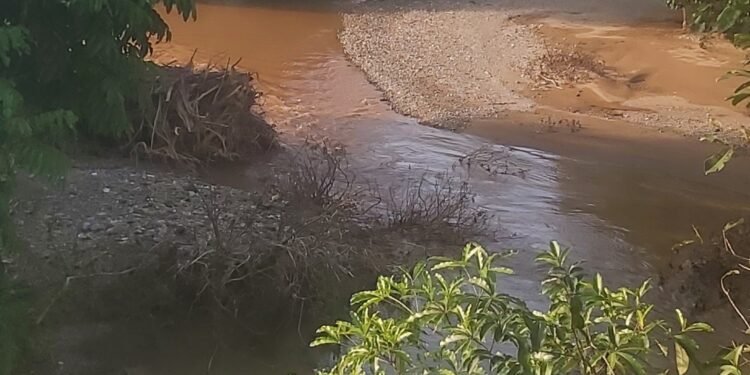 Diduga Aktivitas Penambang Emas Ilegal Di Tanete Riaja Mencemari Aliran Sungai 