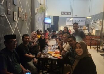 A.Ina dan Abustan Ngopi Santai di Copiland, Sambil Silaturahmi Bersama Sahabat Menjelang Pelantikan.