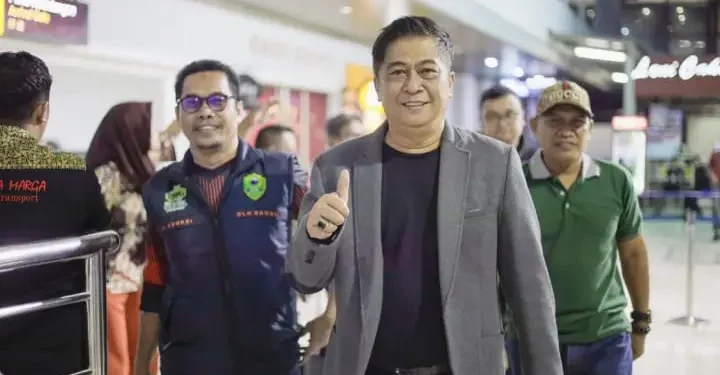 Wakil Bupati Barru Dr. Ir. Abustan Andi Bintang, M.Si., Tiba Di Makassar Usai Dilantik Peresiden Disambut Meriah  