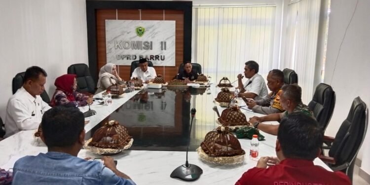 Komisi II DPRD Barru melakukan rapat bersama dengan pihak Bulog, OPD, TNI dan Polri.