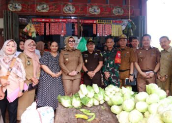 Bupati Andi Ina Kartikasari, SH., M. Si., dan Wakil Bupati Barru Dr.Ir. Abustan Andi Bintang, M. Si., dan Forkopimda Tinjau Stabilitas Harga di Pasar Mattirowalie