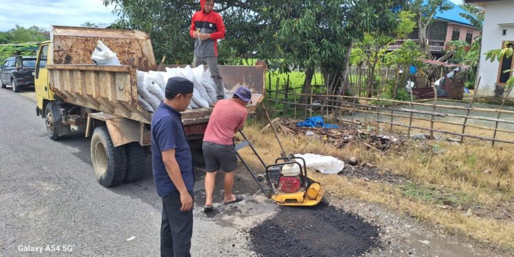 Bupati dan Wakil Bupati Barru Perintahkan Dinas PUPR Perbaiki Jalan Berlubang