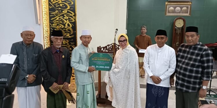 Bupati Barru Andi Ina Kartika Sari, SH., M.Si., Lanjutkan Safari Ramadhan di Masjid Agung Nurul Iman Barru