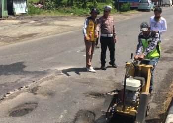 Satlantas Polres Barru Bersama Kementerian PUPR Melalui Balai Besar Pelaksanaan Jalan Nasional ( BBPJN ) Memperbaiki Sejumlah Ruas Jalan Yang Rusak