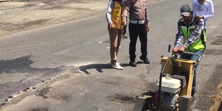 Satlantas Polres Barru Bersama Kementerian PUPR Melalui Balai Besar Pelaksanaan Jalan Nasional ( BBPJN ) Memperbaiki Sejumlah Ruas Jalan Yang Rusak