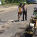 Satlantas Polres Barru Bersama Kementerian PUPR Melalui Balai Besar Pelaksanaan Jalan Nasional ( BBPJN ) Memperbaiki Sejumlah Ruas Jalan Yang Rusak