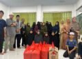 Alumni 96 SMPN 1 Barru Bagi-bagi Ratusan Takjil Buka Puasa