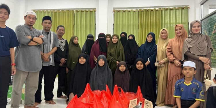 Alumni 96 SMPN 1 Barru Bagi-bagi Ratusan Takjil Buka Puasa
