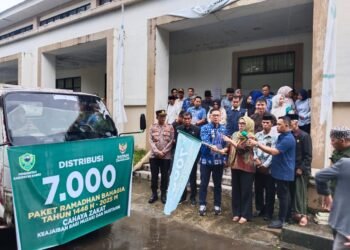 Bupati Barru Didampingi Oleh Wakil Bupati dan Ketua DPRD Barru Melepas Penyaluran Paket Ramadan Sebanyak 7.000 Paket