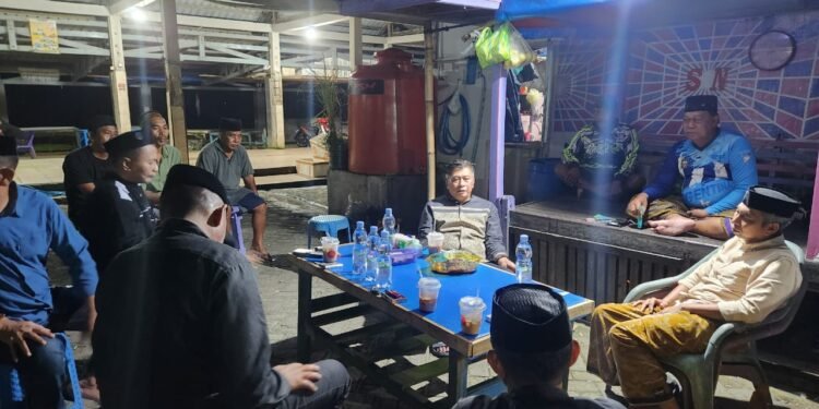 Wakil Bupati Barru Dr.Ir. Abustan Andi Bintang, M.Si., Ngumpul Dengan Rekan Seperjuangan di Pelelangan Ikan