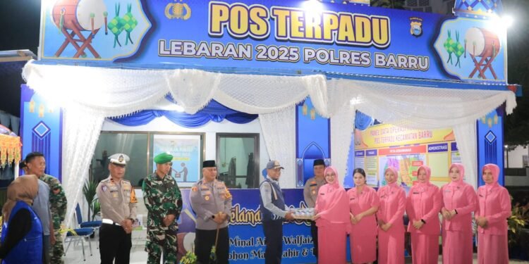 Kapolres Barru dan Bhayangkari Cabang Barru Kunjungi Pos Ops Ketupat 2025