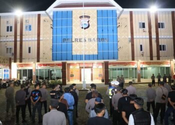 Kepala Kepolisian Resor Barru AKBP Dodik Susianto, S.I.K Memimpin Apel Pengamanan Malam Takbiran di Halaman Polres Barru