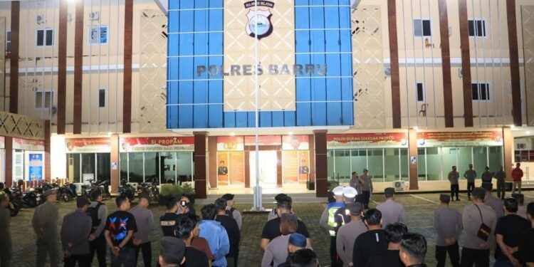 Kepala Kepolisian Resor Barru AKBP Dodik Susianto, S.I.K Memimpin Apel Pengamanan Malam Takbiran di Halaman Polres Barru