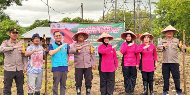 Dukung Program Ketahanan Pangan Presiden Prabowo Subianto, PT PLN Indonesia Power UBP Barru Bersama Polsek Balusu Gelar Penanaman Jagung
