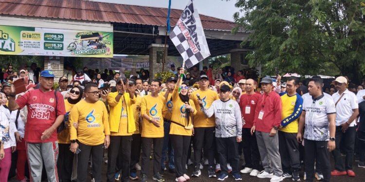 Bupati Barru Bersama Wakil Bupati  Ramaikan Jalan Santai HUT Ke – 65 Tahun Kabupaten Barru, Ribuan Masyarakat Mengikuti