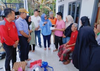 Bupati Barru Andi Ina Kartika Sari, SH., M.Si., di Dampingi Wakil Bupati Dr.Ir. Abustan Andi Bintang, M.Si., Kunjungi Korban Kebakaran di Ujunge