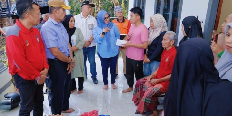 Bupati Barru Andi Ina Kartika Sari, SH., M.Si., di Dampingi Wakil Bupati Dr.Ir. Abustan Andi Bintang, M.Si., Kunjungi Korban Kebakaran di Ujunge