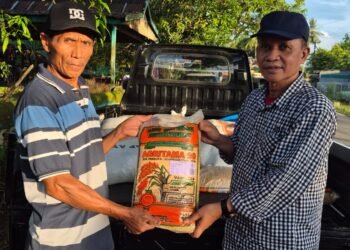 Kadis Pertanian Ir. Ahmad Menyerahkan Benih Untuk Mendukung Percepatan Tanam Sebagai Gerakan Luas Tambah Tanam ( LTT )