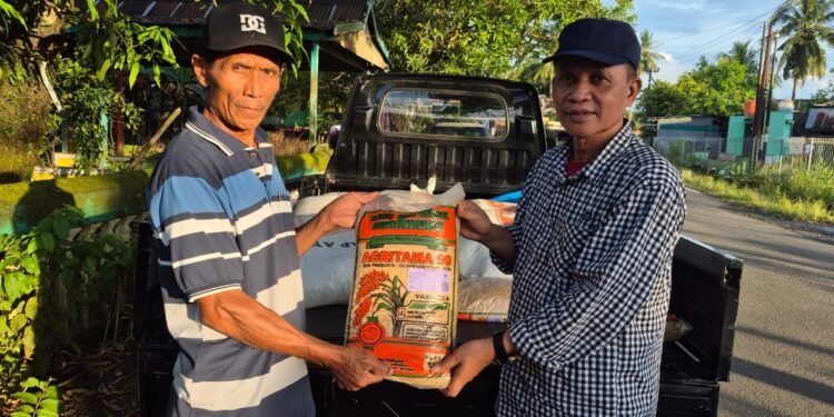 Kadis Pertanian Ir. Ahmad Menyerahkan Benih Untuk Mendukung Percepatan Tanam Sebagai Gerakan Luas Tambah Tanam ( LTT )