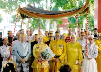 Bupati dan Wakil Bupati Barru Serta Wakil Ketua DPRD Sul – Sel Disambut Tari Paduppa Bugis di HUT Kabupaten Barru Yang Ke – 65 Tahun.