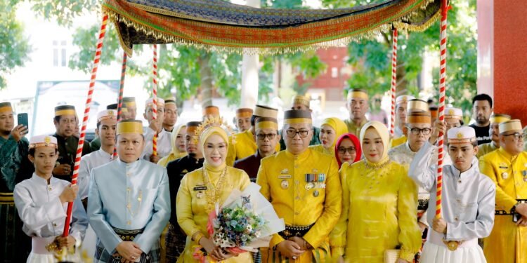 Bupati dan Wakil Bupati Barru Serta Wakil Ketua DPRD Sul – Sel Disambut Tari Paduppa Bugis di HUT Kabupaten Barru Yang Ke – 65 Tahun.