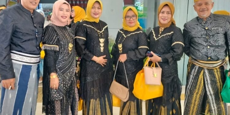 Hj. Marwah Nahnu, Mantan Anggota DPRD Kabupaten Barru, Bersama Rekan-Rekan Turut Hadir Dalam Perayaan Hari Ulang Tahun Kabupaten Barru ke-65.