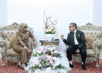 Kunjungan Kerja Anggota DPR – RI Komisi II Taufan Pawe Di Terima Langsung Bupati Andi Ina Kartika Sari, SH., M.Si., di Ruang Kerja Bupati Barru         