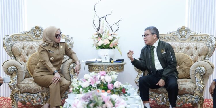 Kunjungan Kerja Anggota DPR – RI Komisi II Taufan Pawe Di Terima Langsung Bupati Andi Ina Kartika Sari, SH., M.Si., di Ruang Kerja Bupati Barru