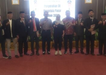 Bupati Andi Ina Kartika Sari, SH., M.Si., dan Wabup Barru Dr.Ir. Abustan Andi Bintang, M.Si., Serahkan 8 SK Kepala Pasar Yang Baru