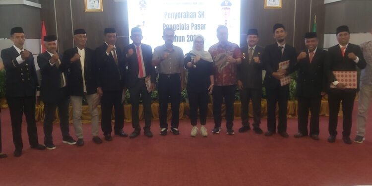 Bupati Andi Ina Kartika Sari, SH., M.Si., dan Wabup Barru Dr.Ir. Abustan Andi Bintang, M.Si., Serahkan 8 SK Kepala Pasar Yang Baru