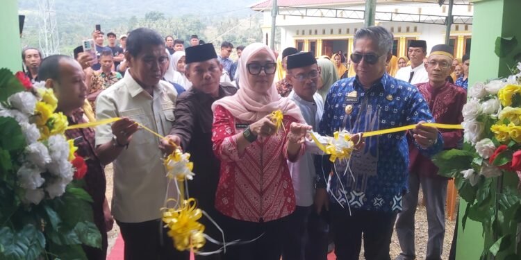 Bupati Barru Didampingi Wakil Bupati Barru, Hadiri Syukuran dan Peresmian Masjid Baitul Izzah di Dusun Pange, Desa Palakka