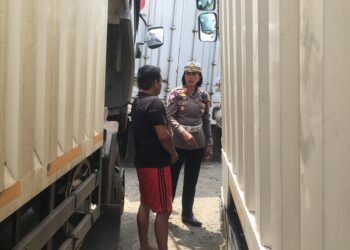 Kasat Lantas Polres Barru Melakukan Penertiban Parkir Liar Bersama Kanit Kamsel