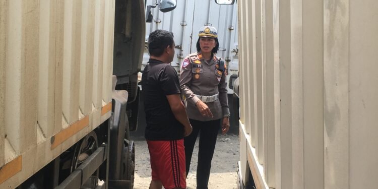 Kasat Lantas Polres Barru Melakukan Penertiban Parkir Liar Bersama Kanit Kamsel