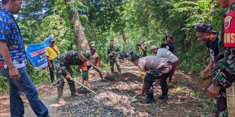 Bripka Fadli Jaya Bersama Babinsa dan Pemerintah Desa Kading, Melaksanakan Kerja Bakti