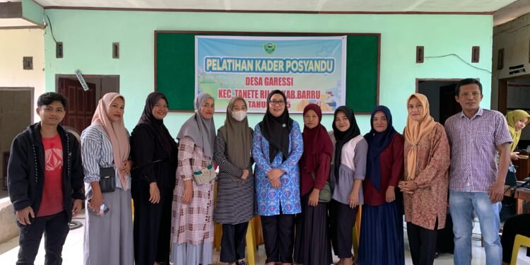 Andi Milawati Abustan, S.Sos., MM., Ketua TP PKK Kabupaten Barru Hadir dalam Pelatihan Kader Posyandu Era Baru di Desa Garessi
