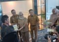 Bupati Andi Ina Kartika Sari, SH., M.Si., dan Wakil Bupati Barru Dr.Ir. Abustan Andi Bintang, M.Si., Serahkan Bibit Jagung Secara Simbolis ke Petani