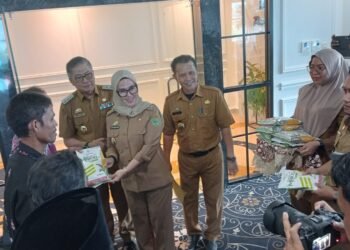Bupati Andi Ina Kartika Sari, SH., M.Si., dan Wakil Bupati Barru Dr.Ir. Abustan Andi Bintang, M.Si., Serahkan Bibit Jagung Secara Simbolis ke Petani
