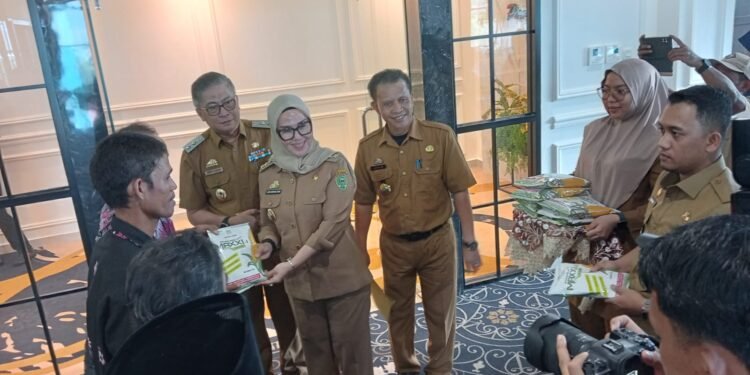 Bupati Andi Ina Kartika Sari, SH., M.Si., dan Wakil Bupati Barru Dr.Ir. Abustan Andi Bintang, M.Si., Serahkan Bibit Jagung Secara Simbolis ke Petani