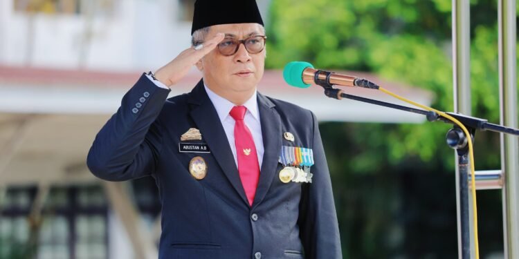 Wakil Bupati Barru Dr.Ir. Abustan Andi Bintang, M.Si., Bertindak Sebagai Inspektur Upacara Hari Kebangkitan Nasional