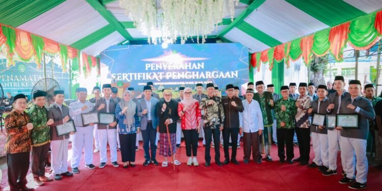 Bupati Barru Andi Ina Kartika Sari, SH., M.Si., Menghadiri Acara Penamatan Santri Ponpes Al-Iklas Addary DDI Takkalasi