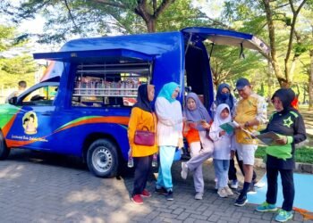 Disperkarsip Barru Gaungkan Literasi di Car Free Day Lewat Mobil Perpustakaan Keliling