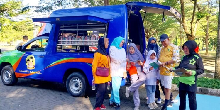 Disperkarsip Barru Gaungkan Literasi di Car Free Day Lewat Mobil Perpustakaan Keliling